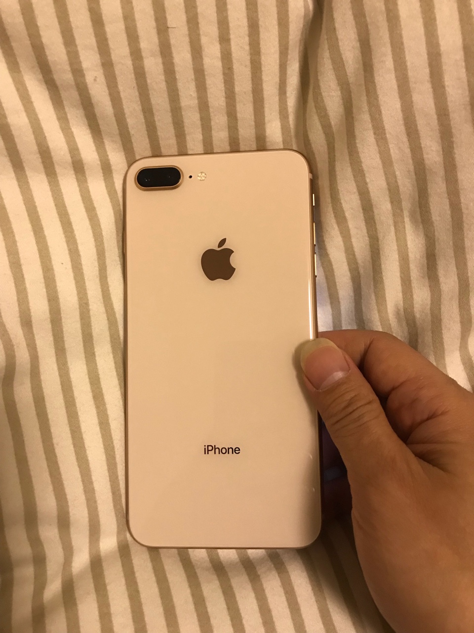 [手机]出个完美成色iPhone8 Plus,国行金色