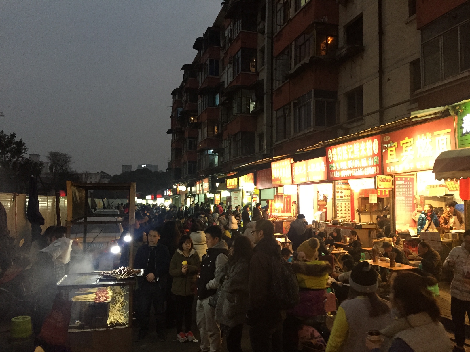 想问一哈电子科大建设巷的鬼饮食几点关门