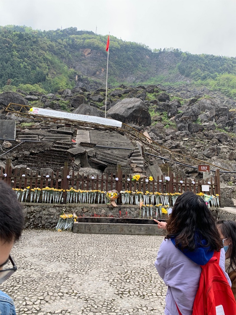 地震时北川中学被后山滚落的巨石掩埋,偌大的学校只剩下一根