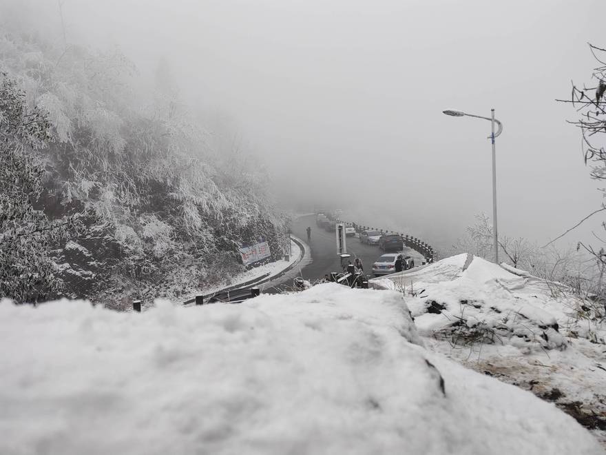 蒲虹路  这两天还有雪可以耍  严禁飙车！