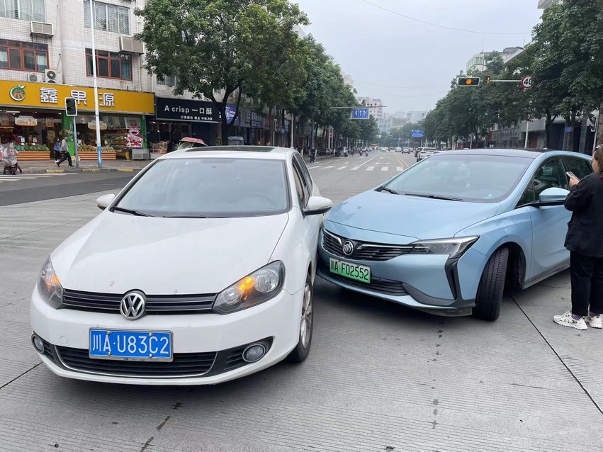 我直行，被左转车撞了，我还全责？？