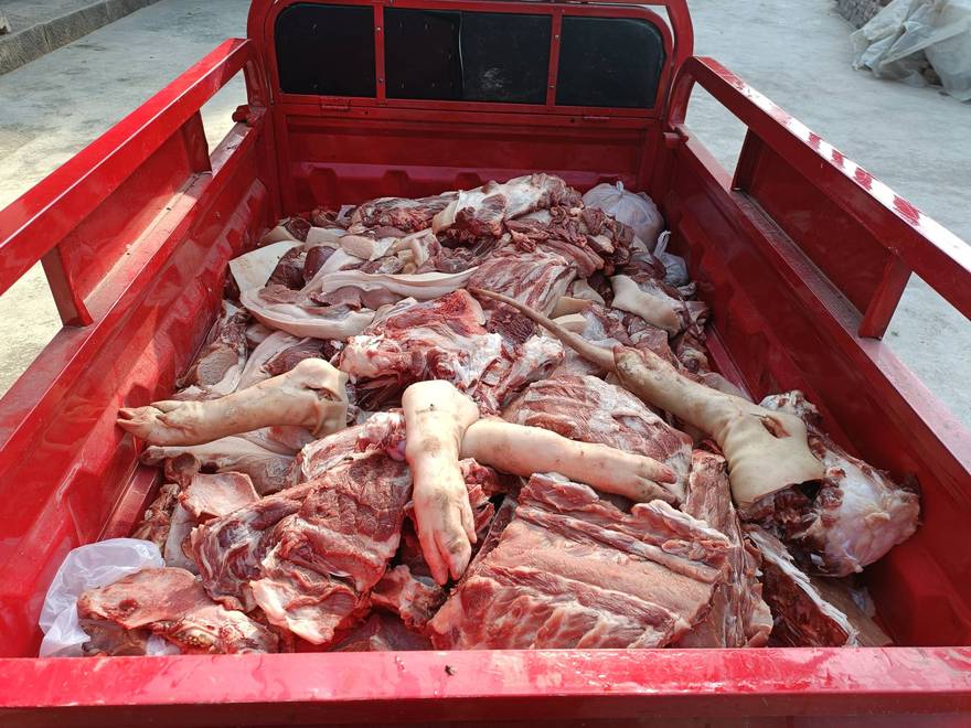 要过年了，回家杀猪做香肠腊肉