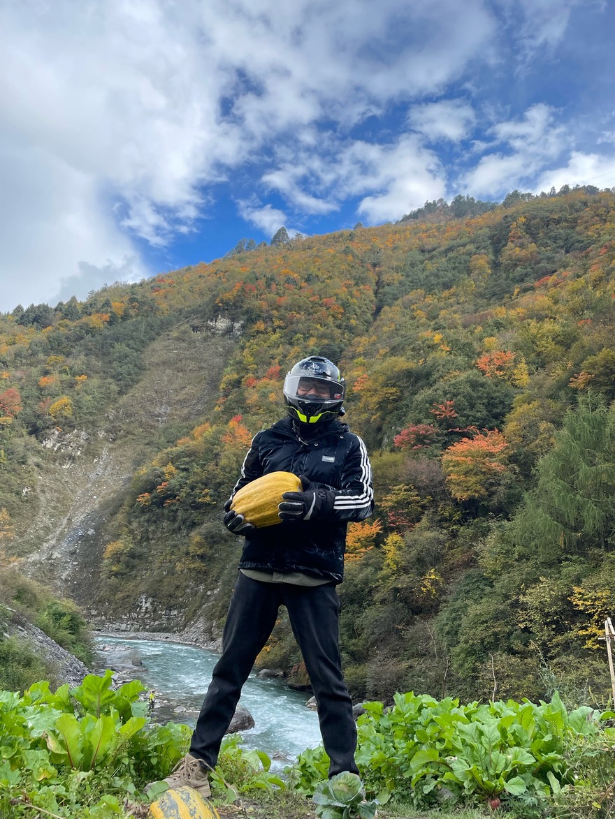 骑行吃喝山，沿路彩林很漂亮