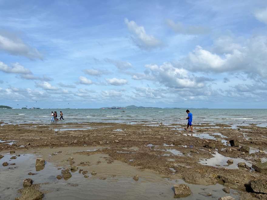 坐在阳台晒太阳  吹吹海风