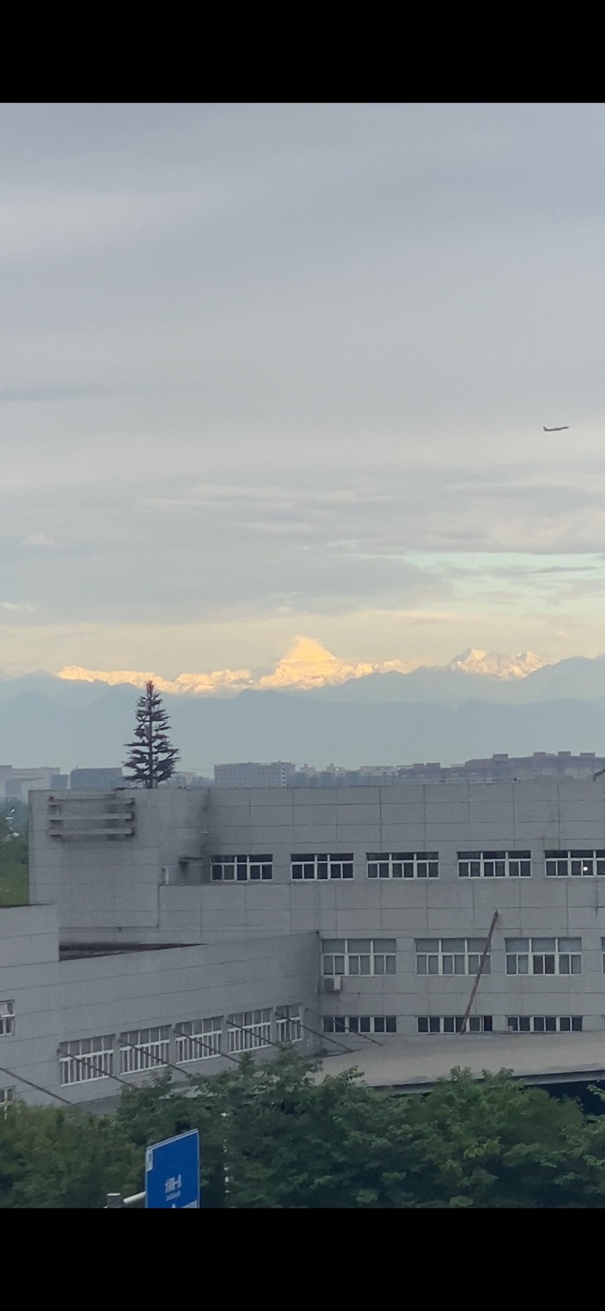 起床看雪山！日照金山！不容错过！